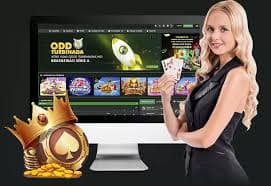 Layar permainan Lightning Baccarat dengan kartu-kartu yang ditampilkan di studio live dealer licin 4d